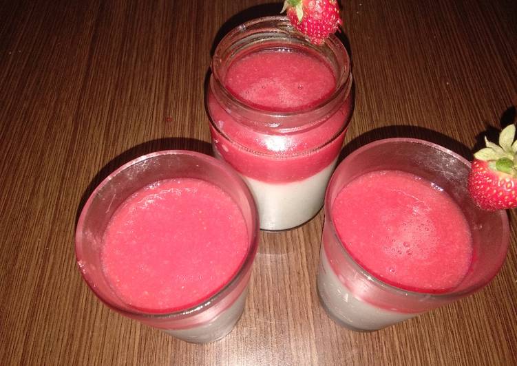 Puding Susu Vanilla Saus Strawberry