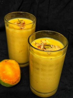 मैंगो मिल्क शेक (mango milkshake recipe in Hindi) रेसिपी मुख्य फोटो