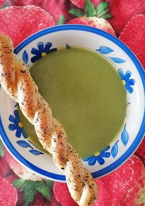 Una foto de Crema de espinacas con calabacitas 🤤🥬