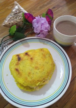 Una foto de Arepa de cúrcuma y chía!