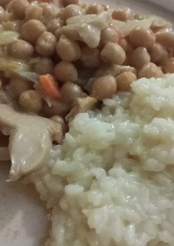 Una foto de Curry vegano frutal