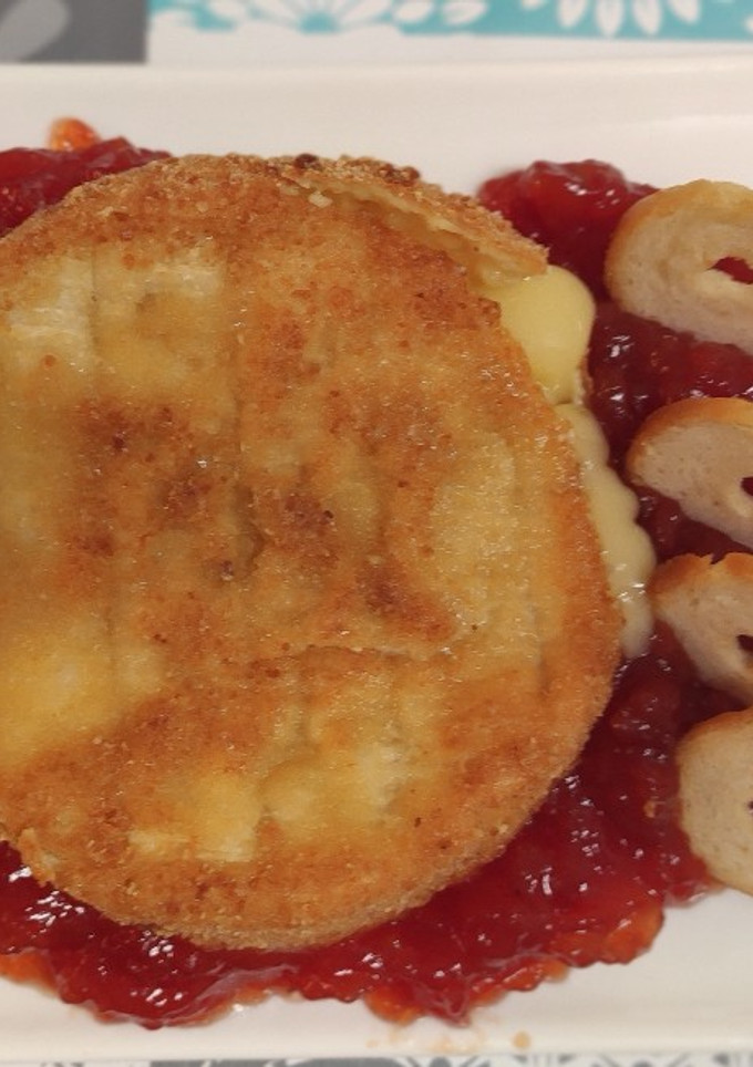 Una foto de Camembert con mermelada de tomate