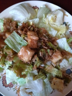 Una foto de Tofu con arroz frito y brócoli