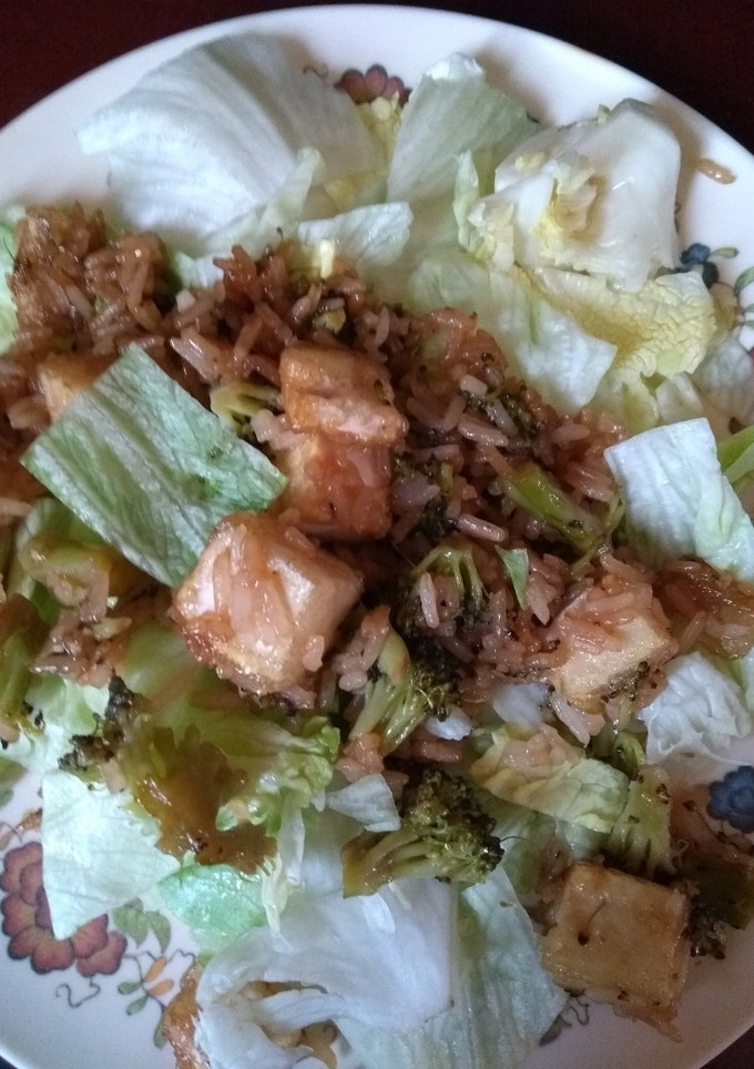 Una foto de Tofu con arroz frito y brócoli