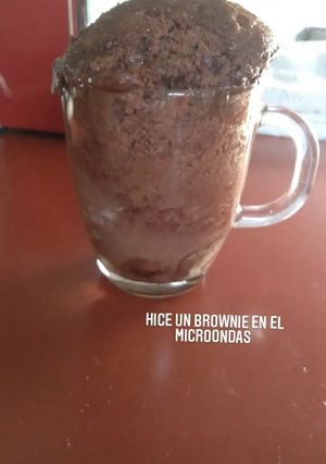 Una foto de Brownie en el microondas