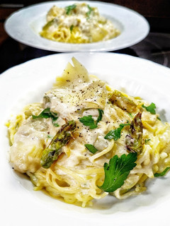 Una foto de Spaghetti sin gluten con salsa cremosa de alcachofas y espárragos
