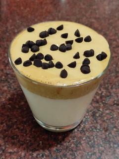 डालगोना कॉफ़ी विद चॉकलेट चिप्स (Dalgona coffee with chocolate chips recipe in hindi) रेसिपी मुख्य फोटो