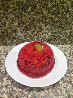 Una foto de Red velvet cake en microondas