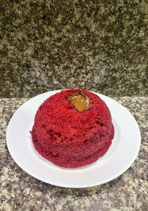 Una foto de Red velvet cake en microondas