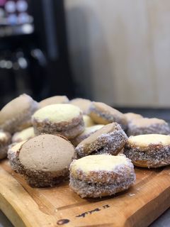 Una foto de Alfajores de maicena (tradicionales y de chocolate)