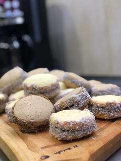 Una foto de Alfajores de maicena (tradicionales y de chocolate)