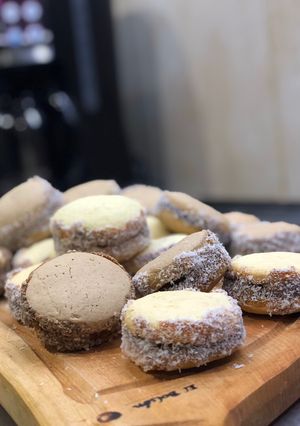 Una foto de Alfajores de maicena (tradicionales y de chocolate)