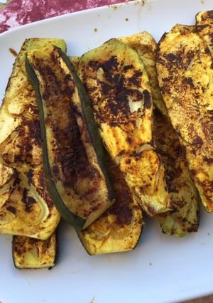 Une photo de Courgettes vertes et blanches marinées tomates moutarde romarin grillées (recette plancha)