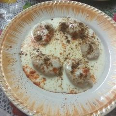 A picture of Dahi wada.