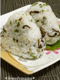 A picture of Shiso-Scented Rice Balls with Sesame and Salted Kelp.