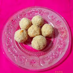 A picture of Rava laddu.