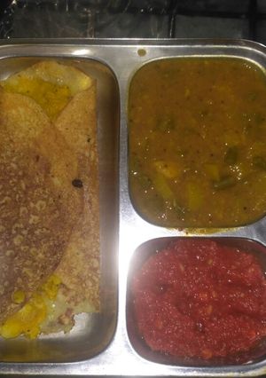 A picture of Masala Dosa with chutney.