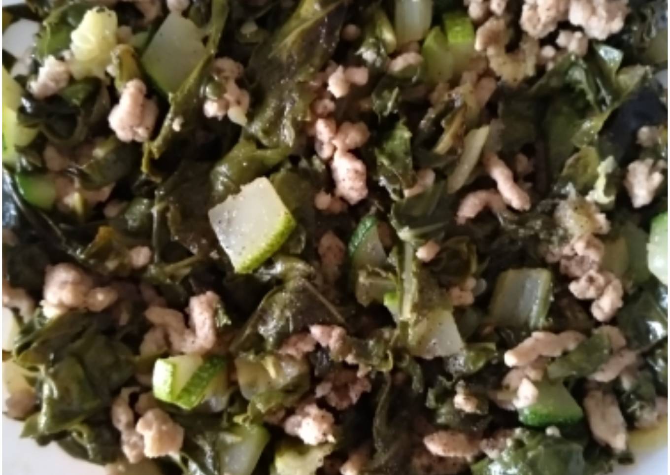 Calabacín, acelgas y carne picada