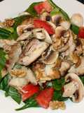 Muslos de pollo asados con ensalada de espinaca y champiñones