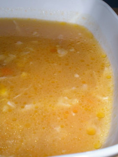 A picture of Sopa de pollo y maiz.