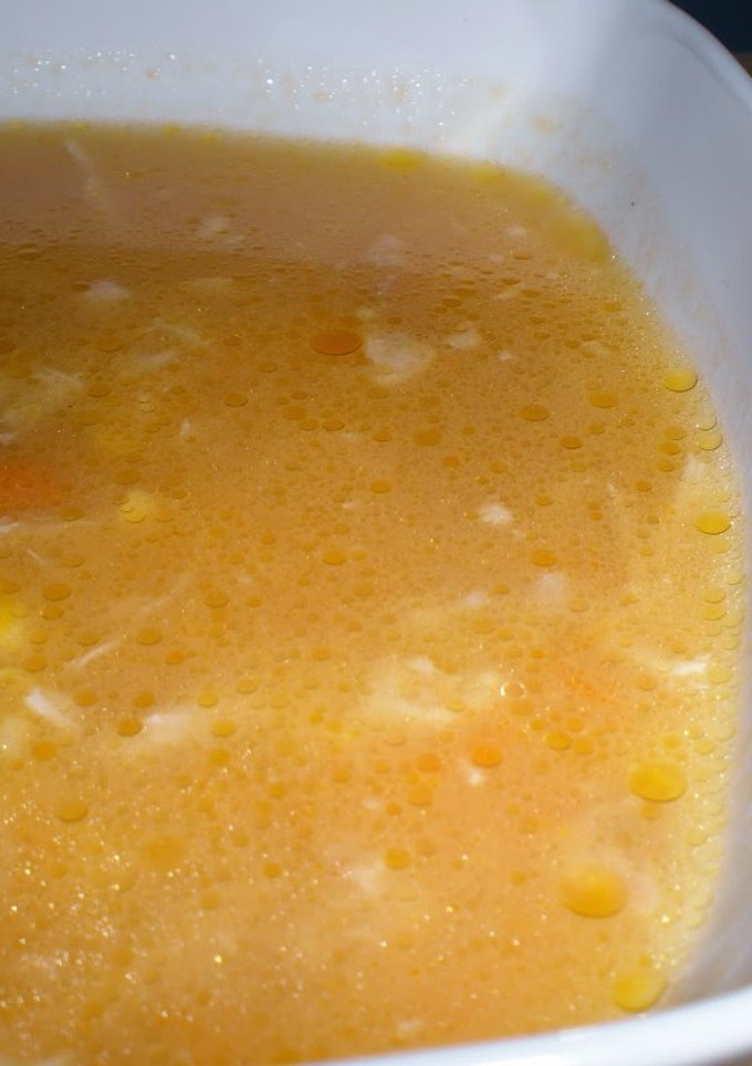 Una foto de Sopa de pollo y maiz