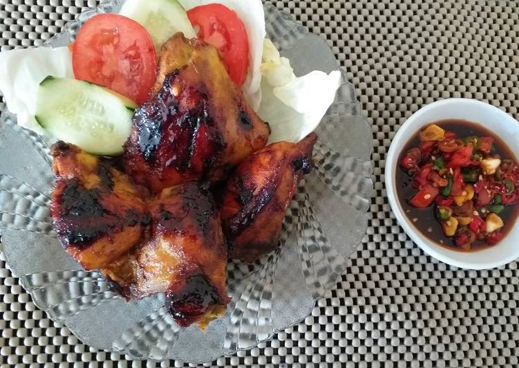 Bagaimana Menyiapkan Ayam bakar dan sambal kecap yang Enak