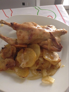Una foto de Picantones al horno con patatas y cebolla