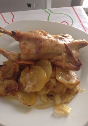 Una foto de Picantones al horno con patatas y cebolla