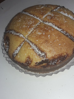 Una foto de Torta matera de dulce de leche y coco rallado