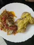 Caballa encebollada y papas arrugadas con salsa de mojo