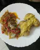Caballa encebollada y papas arrugadas con salsa de mojo