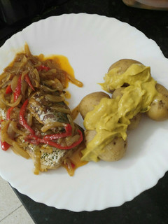 Una foto de Caballa encebollada y papas arrugadas con salsa de mojo
