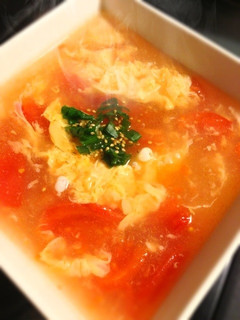 A picture of Chinese-Style Tomato and Fluffy Egg Soup.