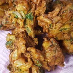 A picture of Spinach & onion Pakoras.