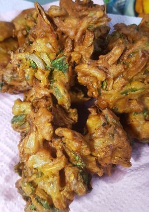 A picture of Spinach & onion Pakoras.