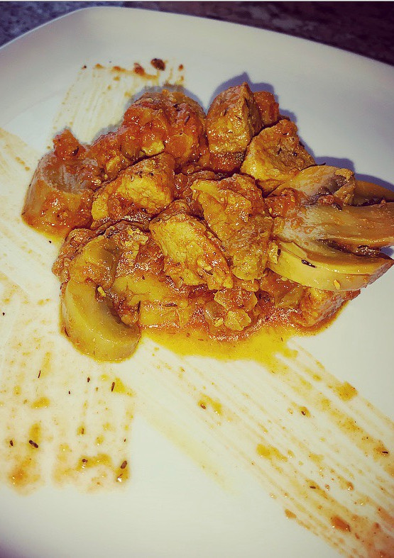 Una foto de Delicioso guiso de pollo con setas