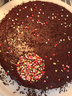 Una foto de La tarta de chocolate “reina de Saba”, se va al cumple de Inés