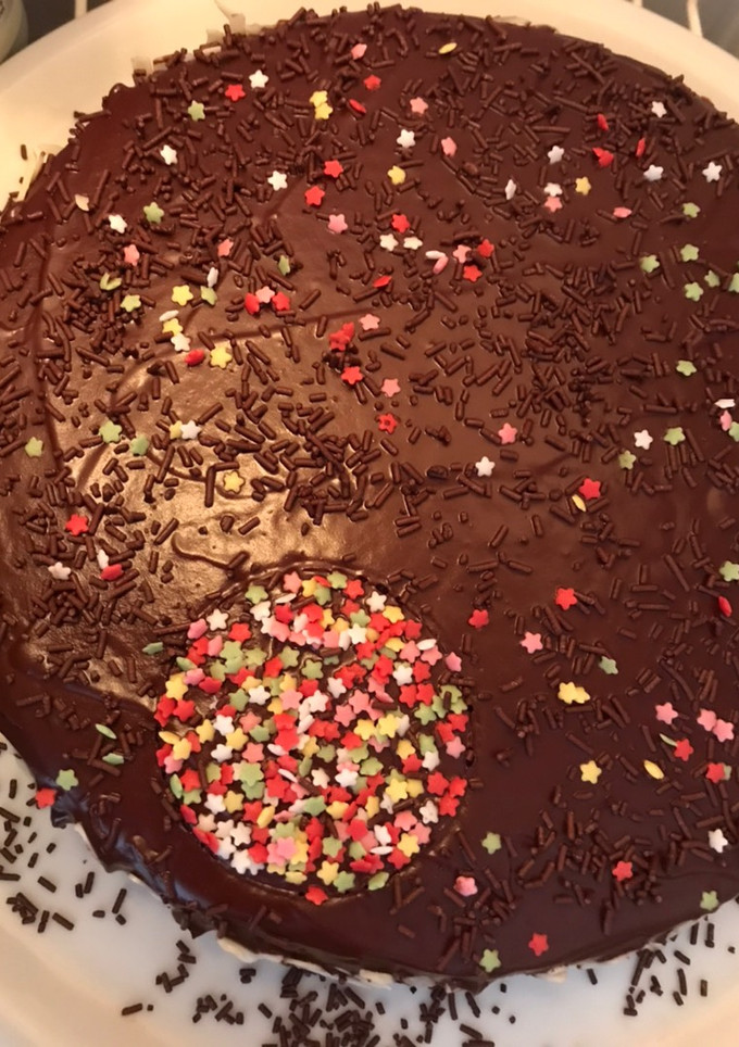 Una foto de La tarta de chocolate “reina de Saba”, se va al cumple de Inés