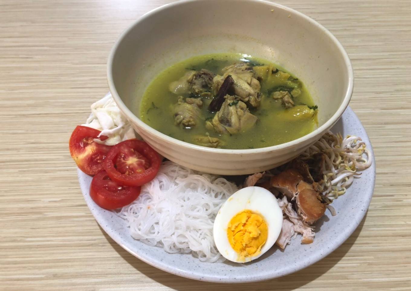 Soto ayam komplit