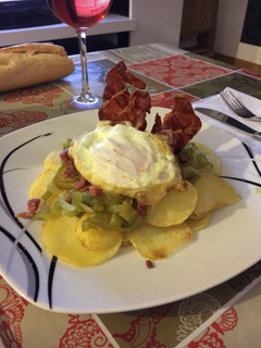 Una foto de Patatas con huevo y más