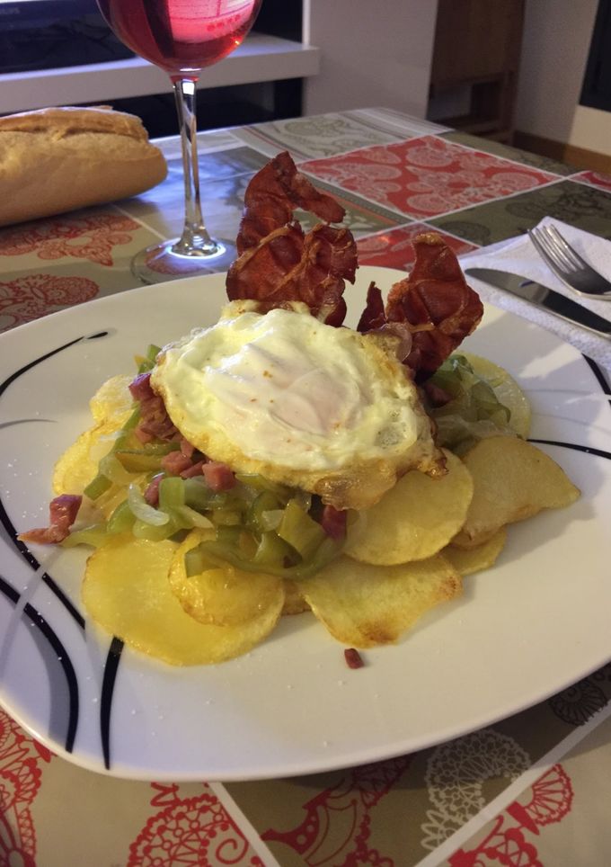 Una foto de Patatas con huevo y más