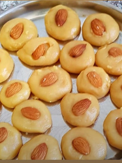 માવા ના કેસર પેંડા (Mawa Kesar Penda Recipe In Gujarati) રેસીપી મુખ્ય ફોટો