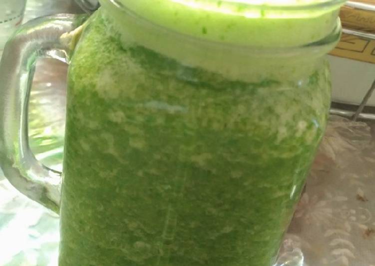 Juice broyamnas (brokoli, bayam, nanas)