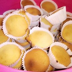 100 pieces vanilla cup cakes A picture of 100 pieces vanilla cup cakes.