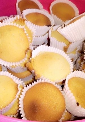A picture of 100 pieces vanilla cup cakes.