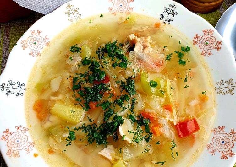 Щи из свежих овощей на курином бульоне