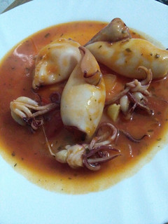 Una foto de Calamares en su salsa