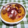 Crema de calabaza y calabacín con picatostes y jamón