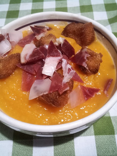 Una foto de Crema de calabaza y calabacín con picatostes y jamón