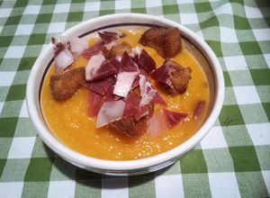 Foto principal de Crema de calabaza y calabacín con picatostes y jamón